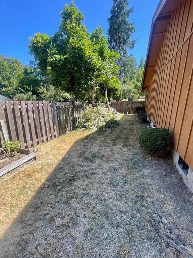 Building Photo - 3 Bedroom Home on Large Corner Lot!