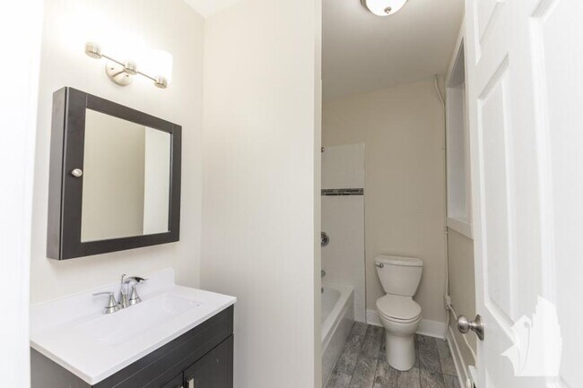 Building Photo - 2 bedroom in Chicago IL 60613
