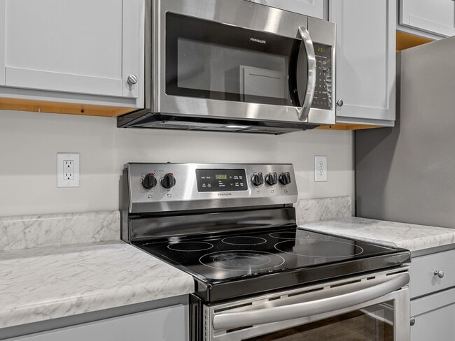 Building Photo - Charming two bedroom two and a half bathroom ready for you to call home!