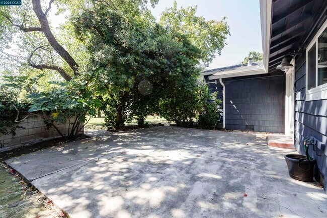 Building Photo - 409 Soule Ave