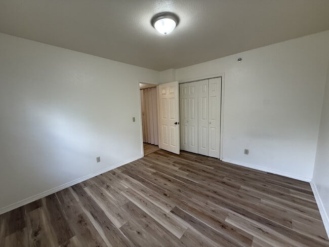 Building Photo - Last 2BR unit at Green Oaks