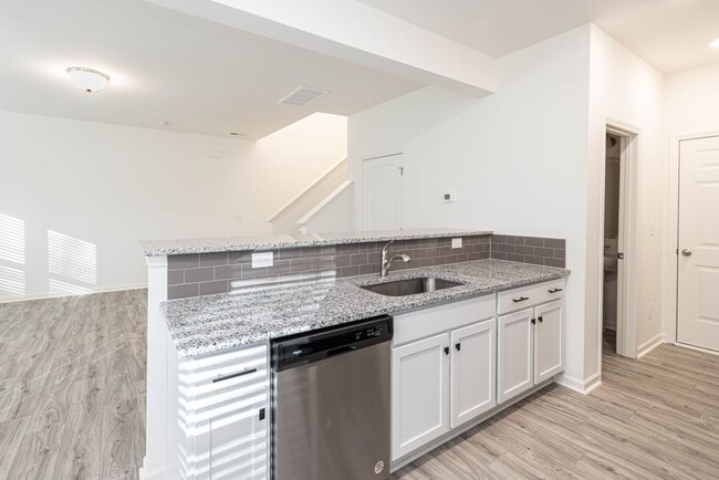 Building Photo - 3BD Townhome Convenient to Hwy 74/ Minutes to Bypass - MOVE IN READY