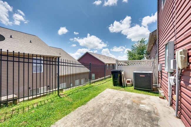 Building Photo - Stunning 3BR/2.5BA Updated Townhome in Pri...