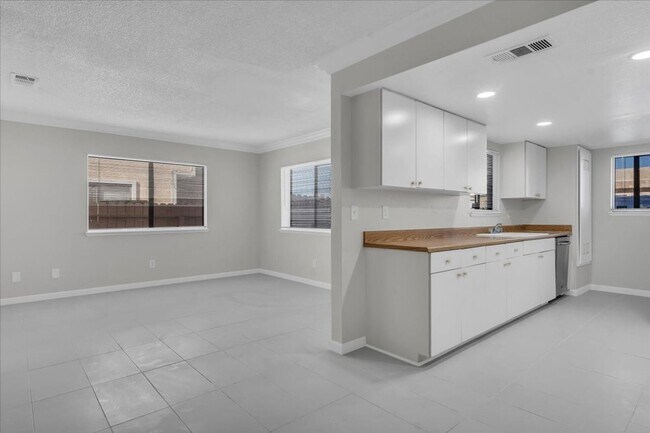 Building Photo - Beautiful 2 BD | 2 Bath
