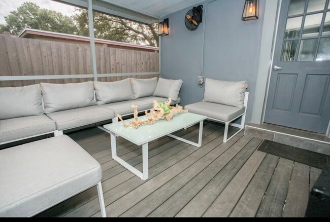 Building Photo - 3/2 Pool Home South Tampa Available NOW !!