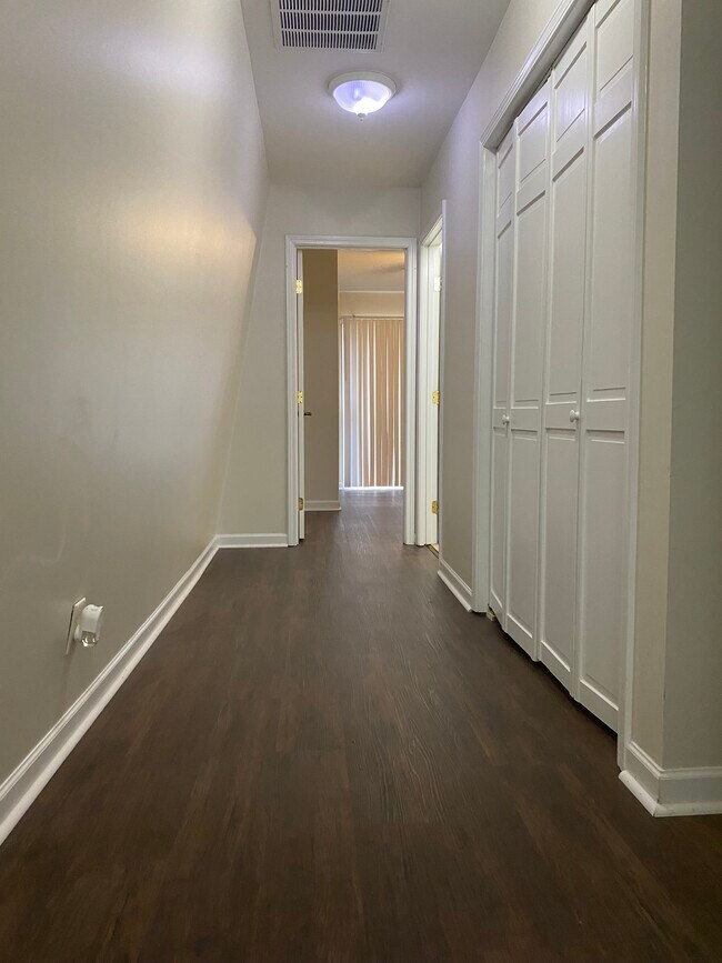 Building Photo - 3200 Rim Cove Dr