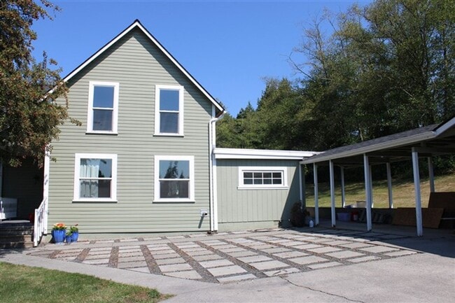 Building Photo - 4 Bedroom, 1 Bathroom Home in Bow!