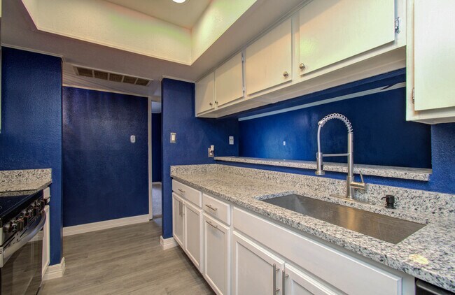 Building Photo - 2814 S Bartell Dr