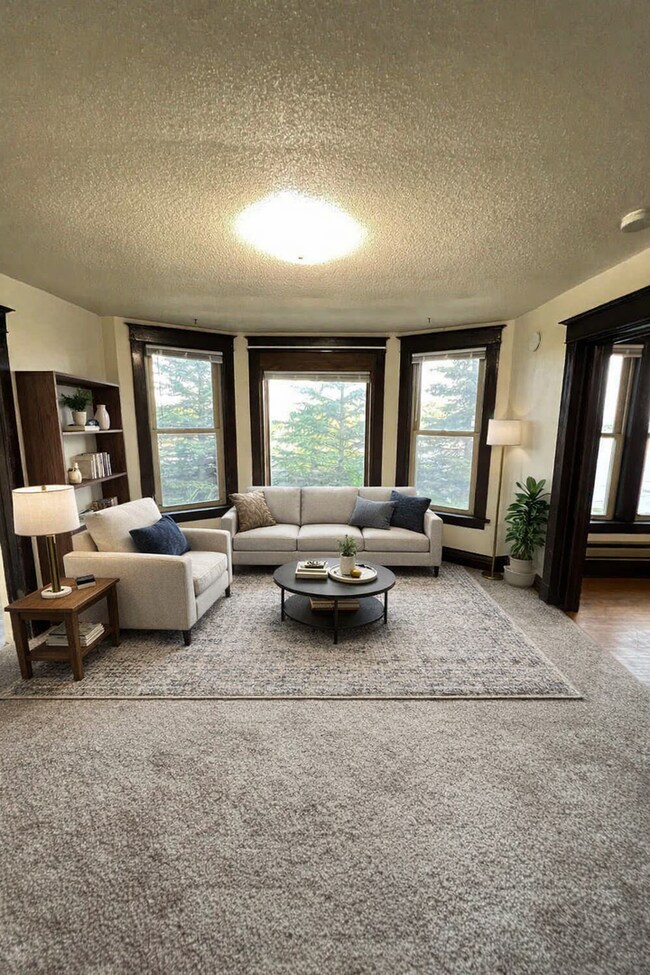 Building Photo - 1st Floor 1+ Bedroom Apartment! AVAILABLE MAY!