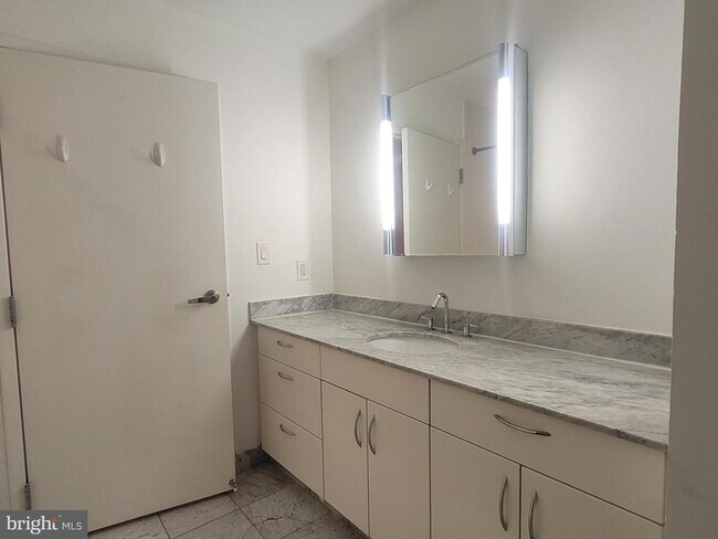 Building Photo - 219 S 18th St