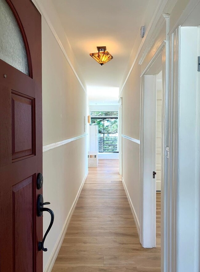 Building Photo - UPDATED BRIGHT 2BR/1BA  Top Floor Noe Valley 29th/Noe East/West VIEWS