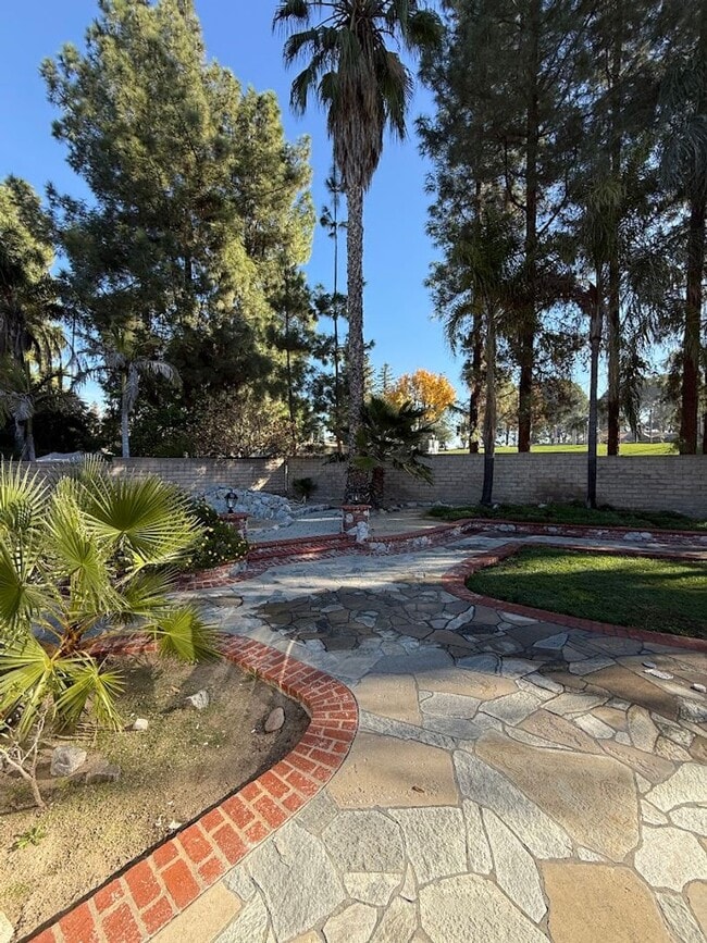 Building Photo - Beautiful 3 Bedroom 2 Bathroom West Hills Home! Great Location! Ready for Move-In!