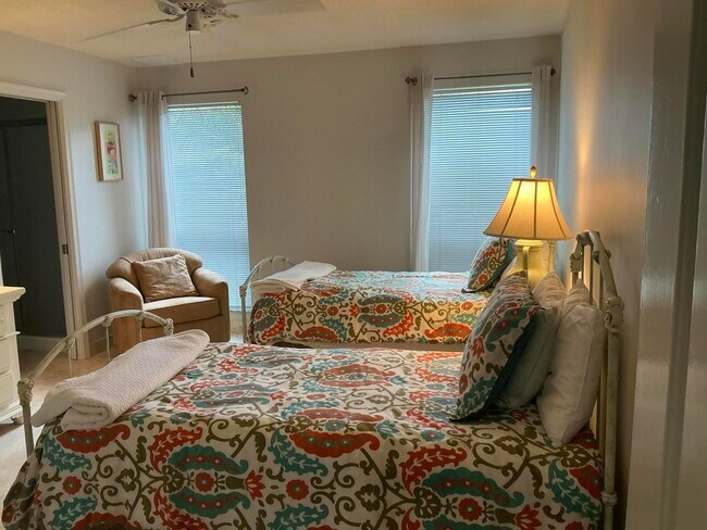 Building Photo - 4559 S Lake Dr