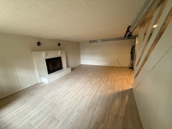 Building Photo - 3 bd / 1.5 bth Single Family Home in Quake...