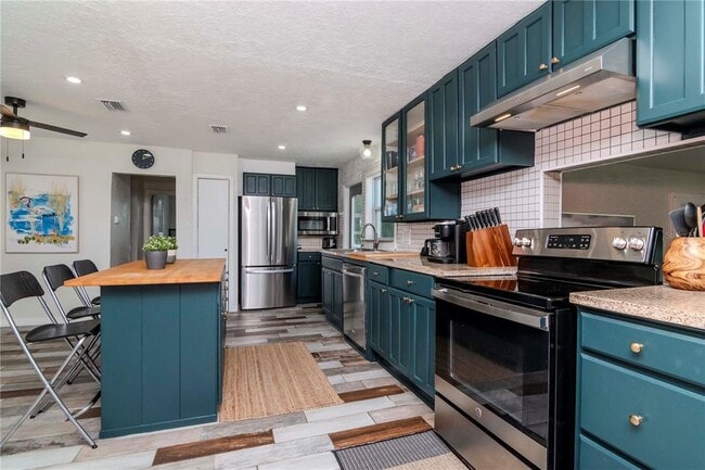 Building Photo - 1528 W River Shore Way