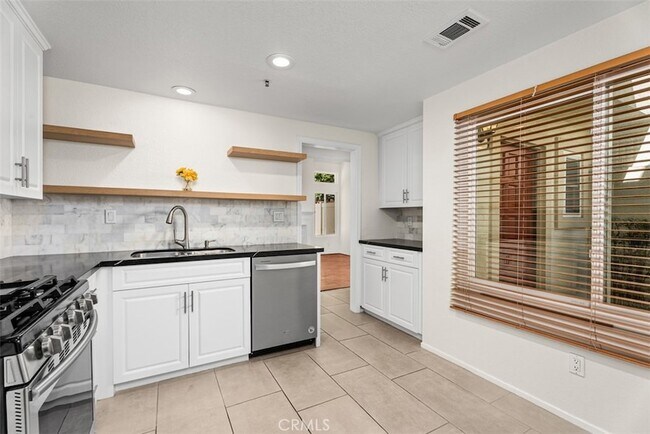 Building Photo - 5847 E Rocking Horse Way