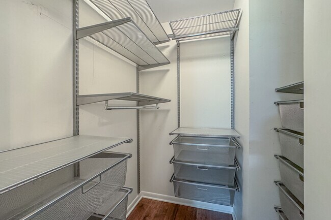 Building Photo - 416 Swallow Ln