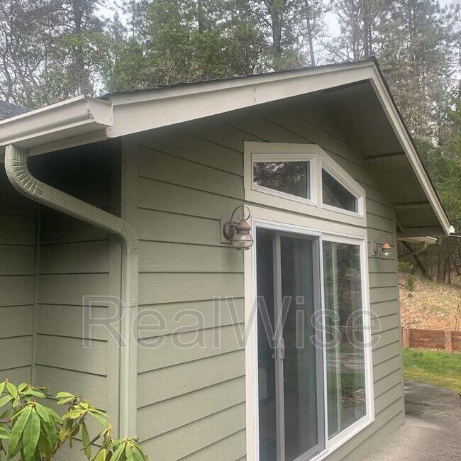 Building Photo - 373 Donet Ln
