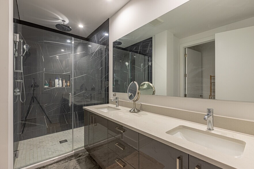 Building Photo - 1701 W Webster Ave