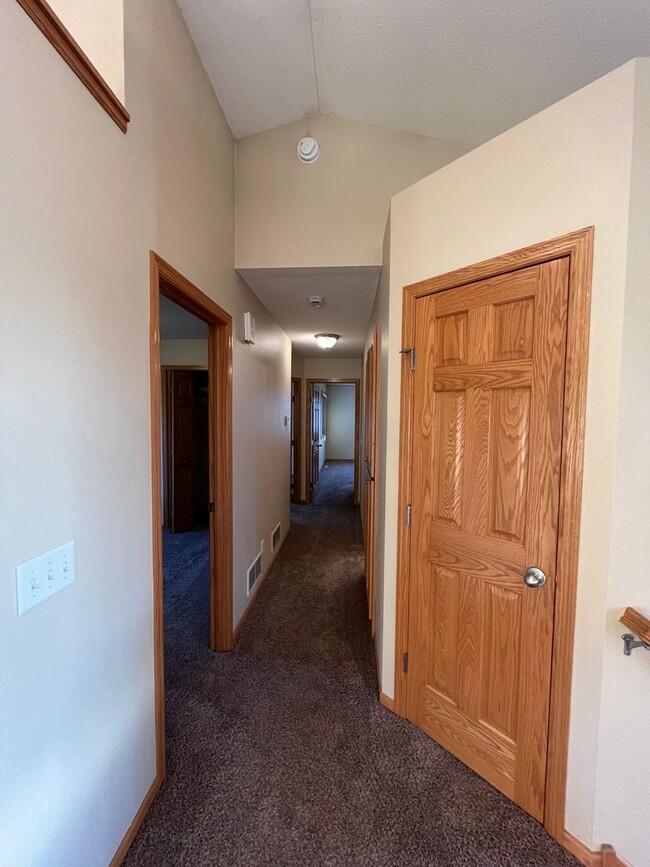 Building Photo - 5 bed 3 bath house for rent