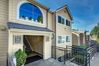 Building Photo - Beautiful Top Floor 2 Bed 2 Bath Condo in Factoria
