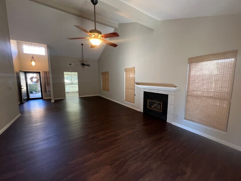 Building Photo - 2520 Beatrice Ln