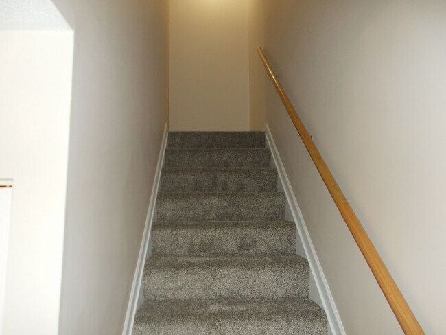 Building Photo - Welcome to this Stunning and Expansive 3 Bedroom, 2 1/2 Bath Home in the Desirable Oak Park Area ...