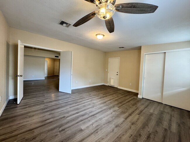 Building Photo - Great 3 bedroom 2 bath culdesac lot with f...