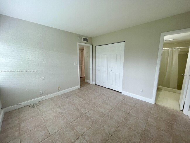 Building Photo - 2624 Riverside Dr