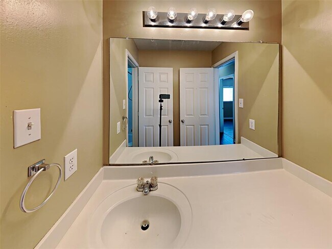 Building Photo - 2617 Las Cruces Cir