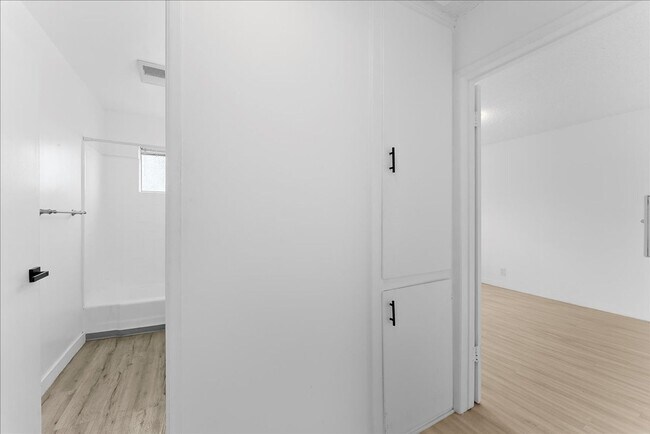 Building Photo - 376 N Ave 57