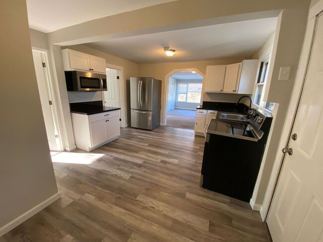 Building Photo - COLERAIN - Adorable 2+ bed 1 bath ranch on...