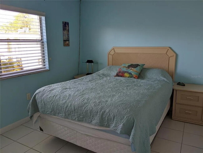 QUEEN SIZED BED - 7701 Starkey Rd