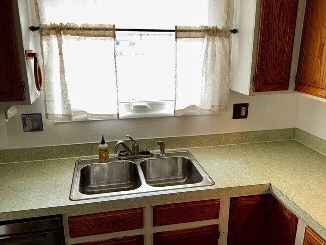 Building Photo - Clean 5 Bedroom Ranch in NW Fort Collins