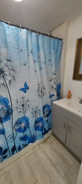 Building Photo - 2026 N Ross Ave