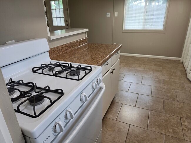 Building Photo - 9007 Glen Shadow Dr