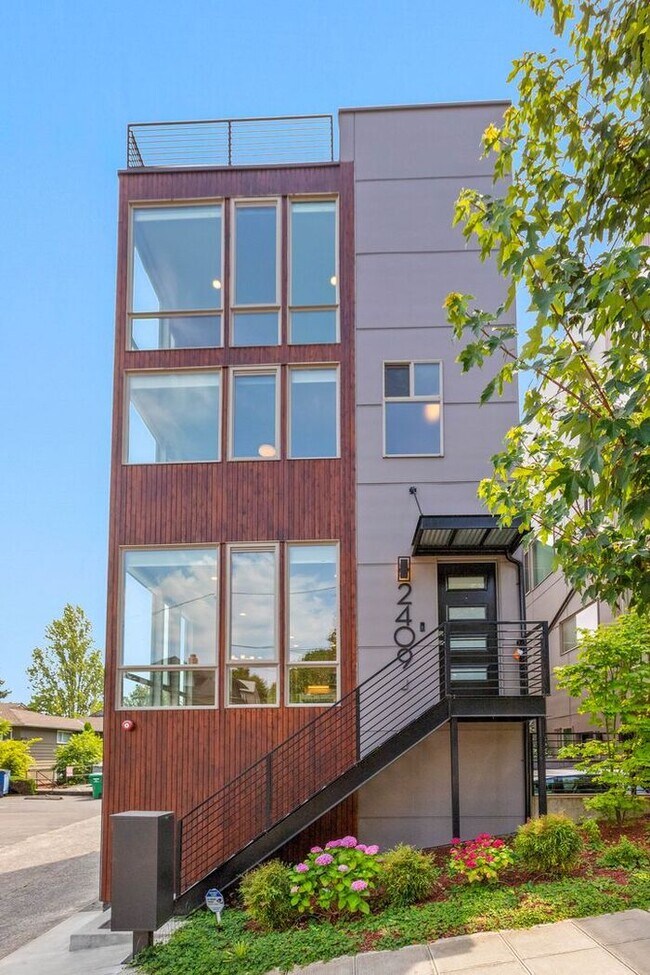 Building Photo - Stunning Ultra-Modern Capitol Hill View Home with Air Conditioning