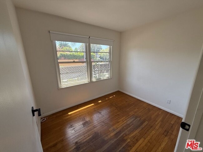 Building Photo - 802 Superba Ave