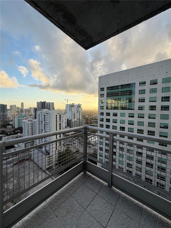 Building Photo - 690 SW 1st Ct