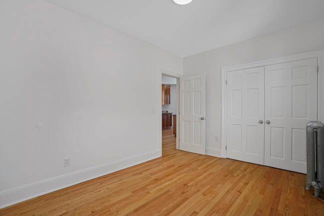 Building Photo - 430 E 5th St