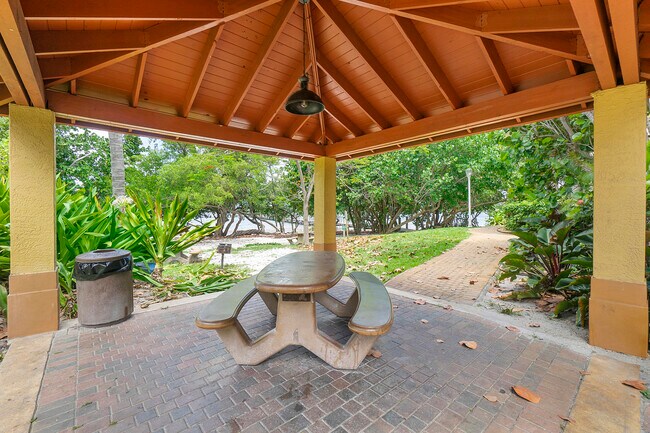 Building Photo - 19 Vía Lago