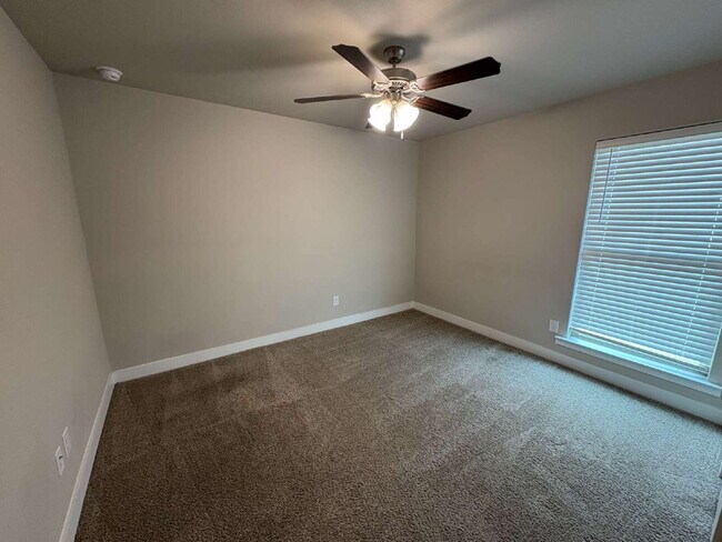 Building Photo - Stunning Three Bedroom In Bell Farms!