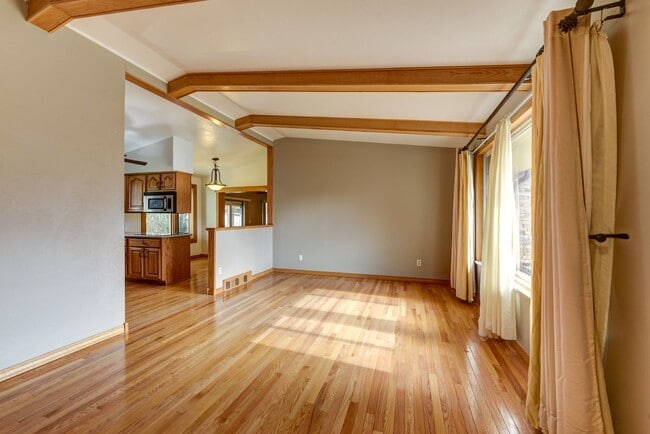 Building Photo - Great 4 Bedroom 3 Bath Home with 2 Car Garage and Covered Patio!