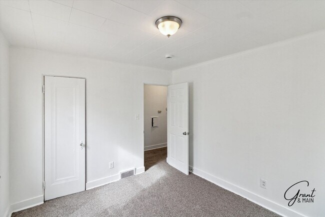 Building Photo - $1350 3 bedrooms