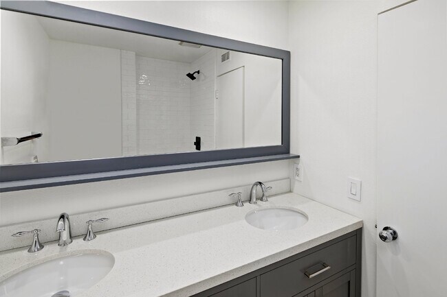 Building Photo - Modern 3 Bedroom Townhouse with Prime Location on Kettner Boulevard in San Diego