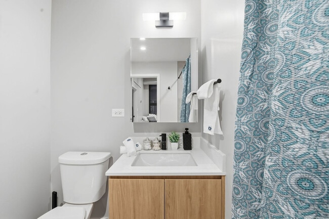 Building Photo - 6044 N Winthrop Ave