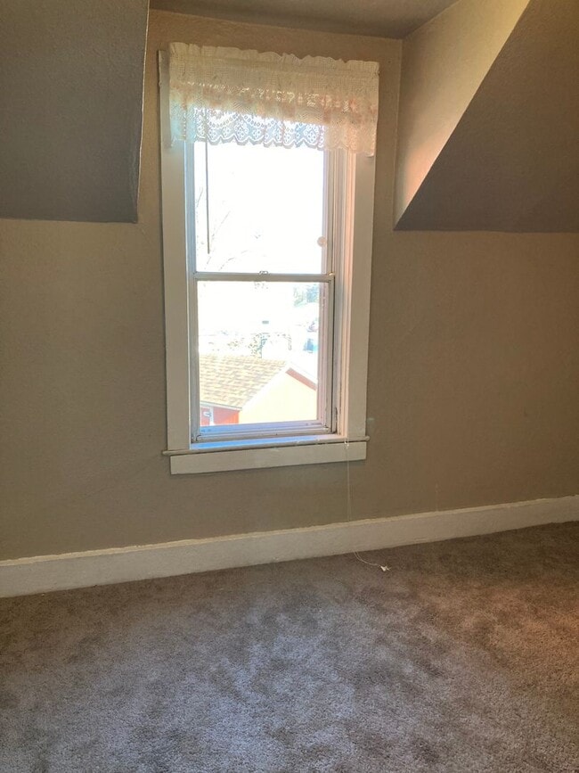 Building Photo - Three Bedroom Single-Family Home Close To Downtown