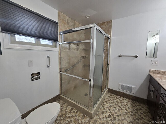 Building Photo - 10 Chestnut Dr