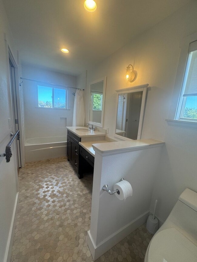 Building Photo - Newly Renovated 3/3 Home in Waialua