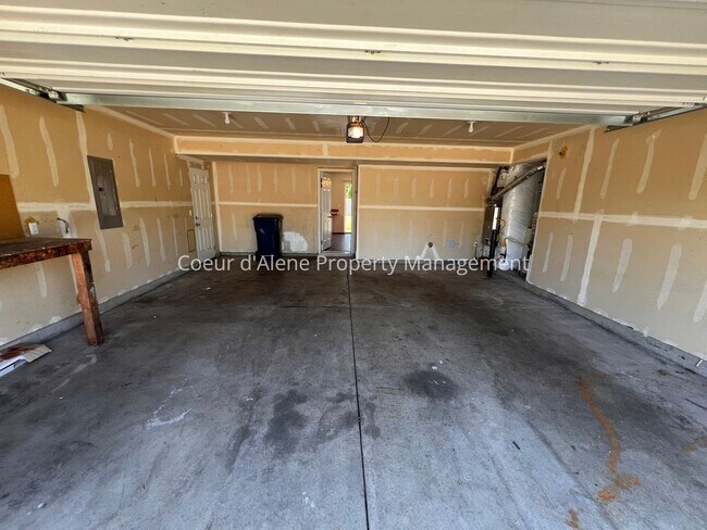 Building Photo - 4 bed house in Hawk's Nest!